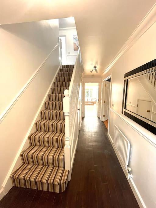 The Woodlands, Shortstay, Ideal For Families, Relocation, Contractors, Travel Stay Horley Esterno foto